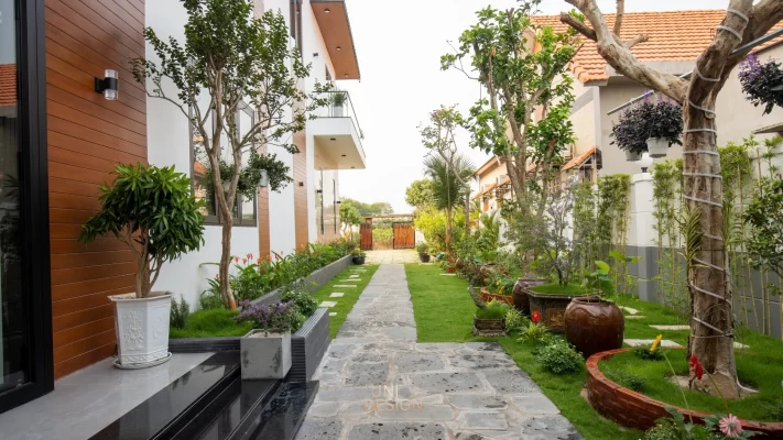 Sân vườn biệt thự xuyên mộc